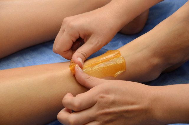 Sugaring: Kosten: circa 50 Euro
Dauer: 60 Minuten
Schmerzen: erträglich
Erfolg: Macht auch empfindliche Haut streichelweich.
Fazit: Dauert etwas länger, ist dafür aber auch für sehr empfindliche Haut geeignet. Die Haut war danach nur etwas gerötet, kaum gereizt. Hält drei bis sechs Wochen. | Foto: Ruslan Olinchuk - Fotolia