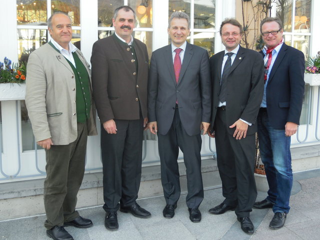 ÖGB-Regionalvorsitzender Karl Neubacher, Vizebürgermeister Josef Reisenbichler, ÖGB-Präsident Erich Foglar, Bürgermeister Hannes Heide und ÖGB-Regionalsekretär Wolfgang Schandl (v.l.).
