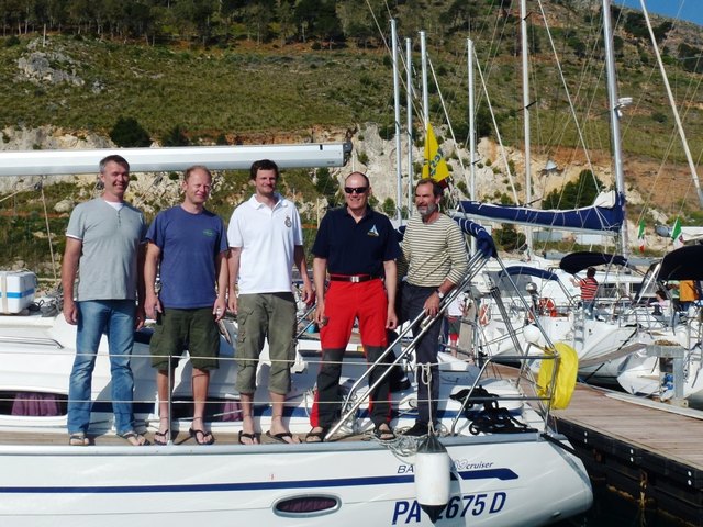 YCBS-Hochseemeister 2012: Skipper Viktor Vasiloiu, Alois Pöchersdorfer, Mihnea Samoila, Richard Ortner und Sebastian Zebhauser vor der Yachtclub-Braunau-Simbach-Flotte.