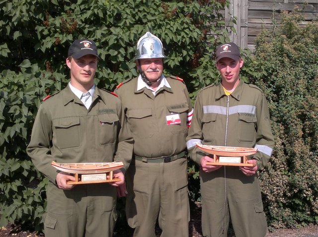 Erfolgreich: Christian Kugler (links) und Markus Stockinger mit Bezirksfeuerwehrkommandant Alois Wenger.