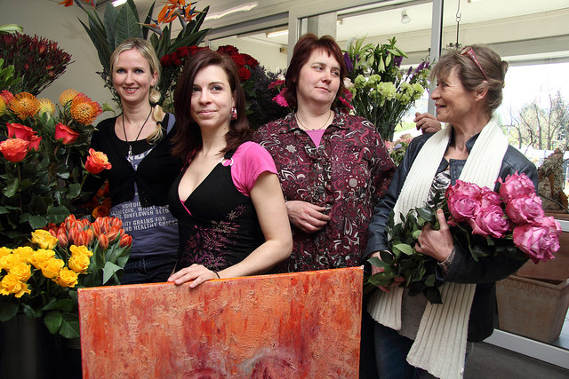 Blumenmädchen Tanja & Babsi mit Chefin Barbara Zeitlberger und Künstlerin Helga Fanzott