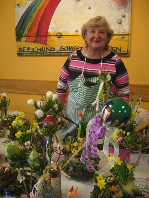 Christa Viehböck aus Pupping bot Osterdekoration an. | Foto: Privat