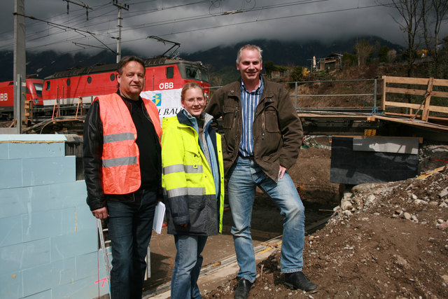 Vor der Unterführung: Günter Oberhauser und Stefanie Kotter von den ÖBB und Kersten Wirth vom Tiefbauamt