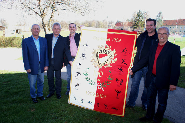 Manfred Pils, Artur Burgholzer, Gerhard Schoiswohl, Stephan Mayr und Gerhard Bremm bei der Überreichung (von links). | Foto: ATSV
