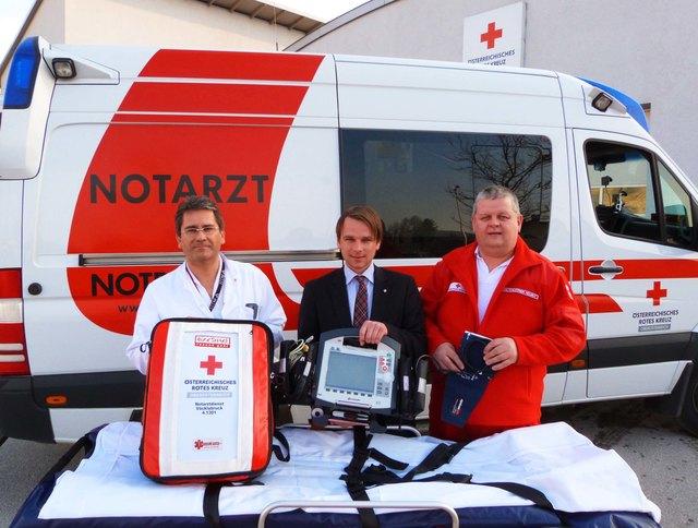Ärztlicher Leiter, Primar. Günther Sumann, Bezirksgeschäftsleiter Gerald Schuster und 
NAW-Dienstführender Helmut Kaltenleitner mit dem neuen EKG „Corpuls 3“ und den neuen 
Einsatzrucksätzen. | Foto: ÖRK
