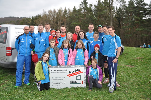 Die meisten Starter beim Lauf stellte der LC Mank mit 27 Teilnehmern, was auch Obmann Andreas Pfeffer (2.v.r.) freute.Foto: Schrittwieser
