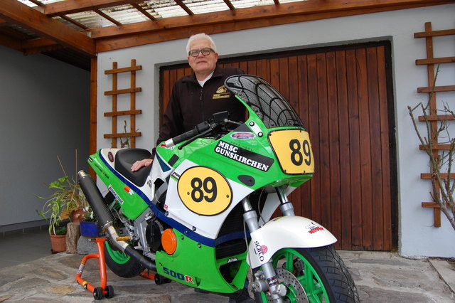 Mit seiner Kawasaki GPZ 500R will Schärdings Vizebürgermeister Hans Högl bei den Oldtimer-Classic Rennen Gas geben.