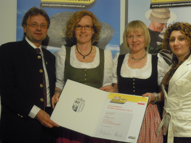 Bürgermeister Hannes Heide, Sozialstadträtin Heidemaria Stögner, die Arbeitskreisleiterin der Gesunden Gemeinde, Marianne Kloibhofer und Aysel Aksoy vom Integrationsbüro mit der Urkunde für den Sonderpreis, mit dem das Projekt "Gemeinsam zum Wohlfühlgewicht" ausgezeichnet wurde.