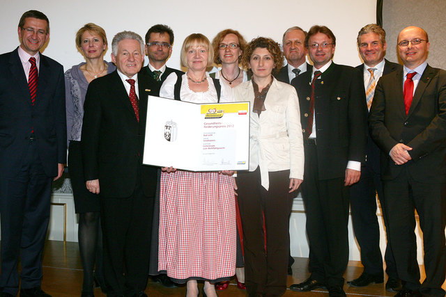 Die Preisträgerinnen aus Bad Ischl mit Landeshauptmann Dr. Josef Pühringer und Bürgermeister Hannes Heide sowie den Partnern des "OÖ. Gesundheitsförderungspreises.