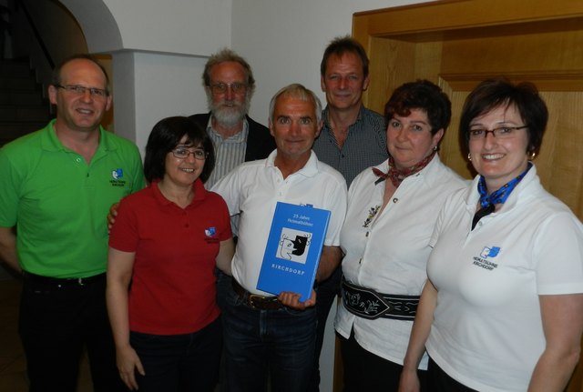 Obmann Rudi Krauße (Mitte) und sein Vorstandsteam freuten sich mit Theater-Bezirksobmann Sepp Faistenauer über das erfolgreich verlaufene 25. Jubiläumsjahr der Heimatbühne Kirchdorf