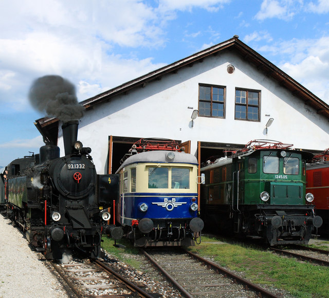 Fotomontage einiger in St. Veit zu sehenden Eisenbahnfahrzeuge vor dem Heizhaus.