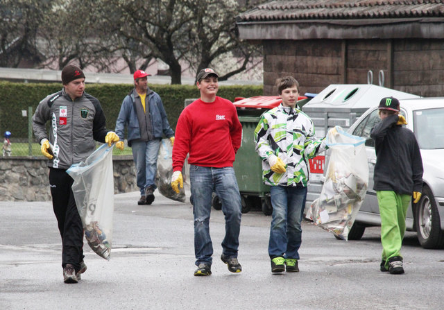 Auch die Jungschützen sammelten fleißig den Müll entlang der Spazierwege nach Moritzen.