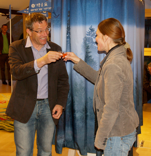 BM Eberle & Mag Moser, Schutzgebietbetreuerin stoßen mit Moorwasser an | Foto: U. Claus