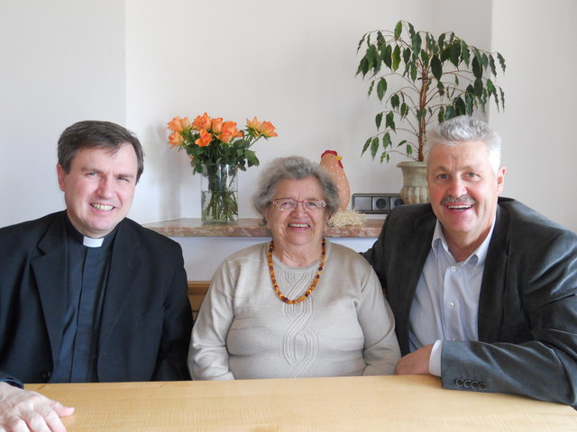 Der Kirchdorfer Pfarrer Mag. Georg Gerstmayr und Bürgermeister Ernst Schwaiger gratulierten der stets gut gelaunten Altersjubilarin Helene Pardeller zum 85. Geburtstag