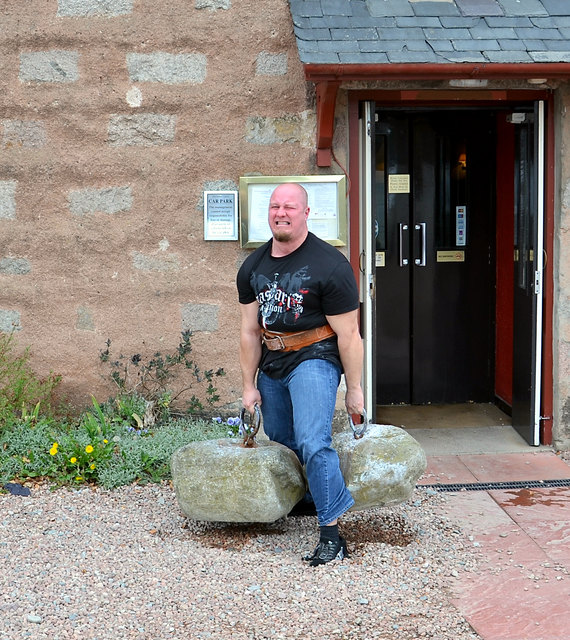 Rainer Katzenbeisser hebt die Original Dinnie Stones, die neben dem Eingang des Potarch Hotels am Dee-Fluss liegen.Fotos: privat