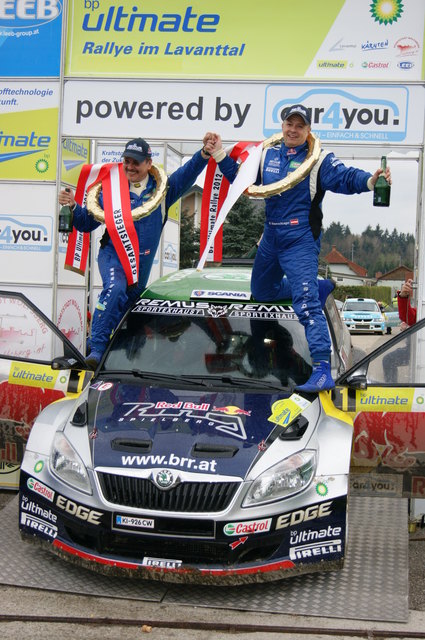 So sehen Sieger aus: Raimund Baumschlager und sein Co-Pilot Thomas Zeltner (li.)