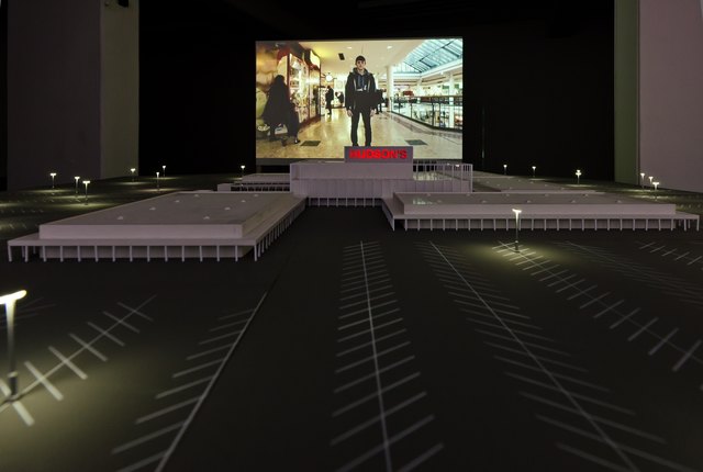 Die Installation im Untergeschoss wirft einen Blick auf Shopping- Malls als beliebten Aufenthaltsort für Jugendliche.