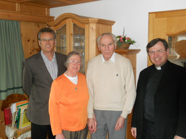 Der Altersjubilar Horst Sommer und seine Ehefrau Margit mit dem Kirchdorfer Vizebürgermeister Hans Hinterholzer (li.) und Pfarrer Mag. Georg Gerstmayr (re.)