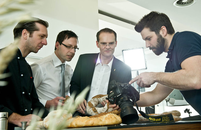 Besprechen mit den Kunden das Ergebnis: Manfed Forster (l.) und Peter Baier (r).