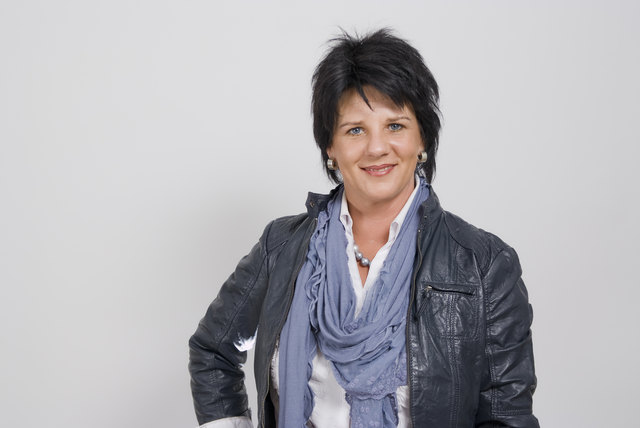 „Für, die SPÖ-Kärnten mit LHStv. Peter Kaiser an der Spitze, ist der einzig richtige Weg einer ehrlichen, verantwortungsbewussten Politik, zuerst Sorge dafür zu tragen, um jene Rahmenbedingungen in unseren LKHs zu gewährleisten und die engagierten Mitarbeiterinnen und Mitarbeiter durch die von uns geforderte, dringend notwendige Personalaufstockung zu entlasten, um so die beste Gesundheitsversorgung für alle in Kärnten lebenden Menschen bei freiem Zugang zu sichern“, so SPÖ- LAbg. Ines Obex-Mischitz