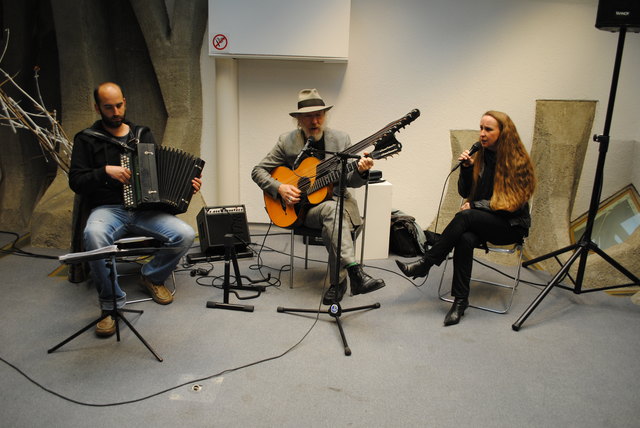 Für die musikalische Untermalung sorgte Roland Neuwirth (Mitte) & die Extremschrammeln – Marko Zivadinovic (Knopferlharmonika) und Sängerin Doris Windhager.