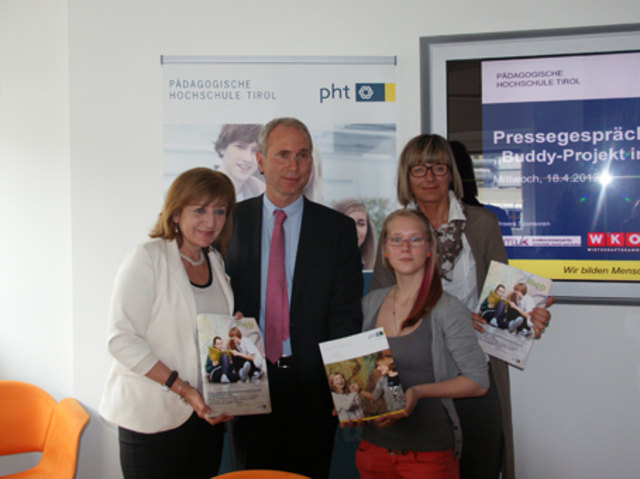 LR Beate Palfrader (li.), Rektor Markus Juranek, ein Buddy der PNMS und Silvia Krenn (re.) präsentieren die brandneue Buddy-Broschüre