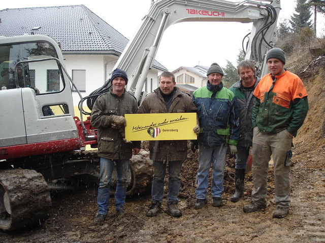 v.l. Vbgm Günter Reitböck und Bürgermeister Franz Mittendorfer mit Ihren fleißigen Helfern bei den Erdarbeiten für den neuen Spielplatz in Geiersberg