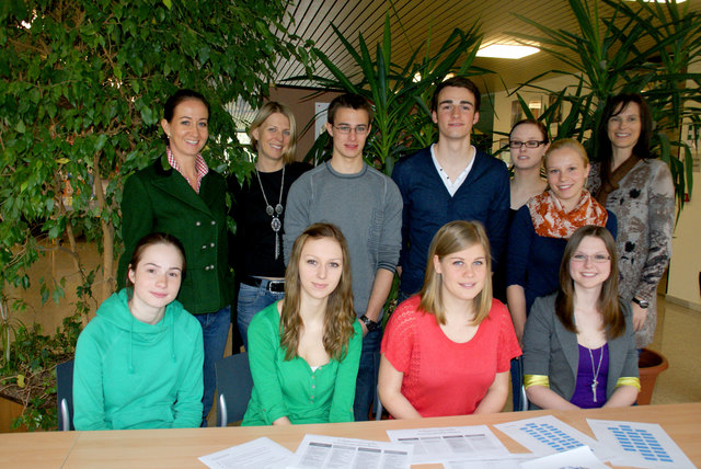 Das Projektteam (v. l.): Christina Vala, Professorin Gabi Zinöcker, Professorin Manuela Klaushofer, Caroline Roiter, Daniel Humer, Laura Schoberleitner, Alexander Gruber, Eva Schwan, Sabine Achleitner, Sabine Heger und REGEF-Geschäftsführerin Susanne Kreinecker (nicht am Bild: Philipp Mitter). | Foto: Aichinger