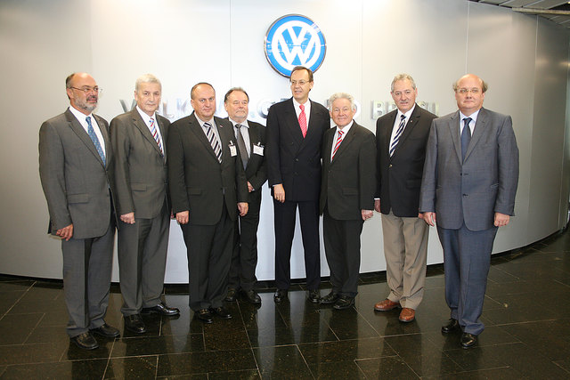 Ingomar Lochschmidt, Außenwirtschaftsdelegierter der Wirtschaftskammer, WKOÖ-Direktor Christian Hofer, WKOÖ-Präsident Rudolf Trauner, JKU-Vizerektor Fritz Roithmayr, Volkswagen-Brasilien Vize-Chef Josef Fidelis, Landeshauptmann Josef Pühringer, Botschafter Glanz, und Wirtschaftslandesrat Viktor Sigl beim Besuch der Volkswagen-Niederlassung in Brasilien. | Foto: �Foto: Land OÖ