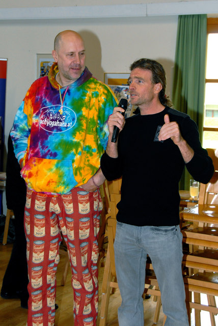 Thomas Topolanek und Christian Kubick bei der Lachyoga-Einführung | Foto: Gerhard Glazmaier