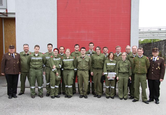 Alle Prüflinge aus dem Bez. Grieskirchen mit Bezirks-Feuerwehrkommandant Josef Schwarzmannseder (links) und Landes-Feuerwehrkommandant Dr. Wolfgang Kronsteiner (rechts)