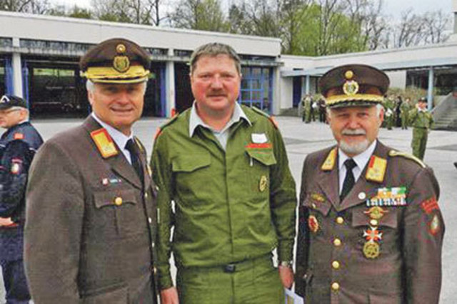 Zur erfolgreichen Prüfung für das Leistungsabzeichen in Gold gratulierten Gerhard Engelschall Albert Kern (l.) und Franz Nöst.