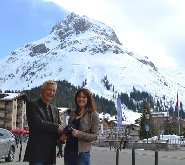 Tourismusdirektor Hermann Fercher und Lorraine Huber besiegeln die neue Kooperation. | Foto: Lech Zürs