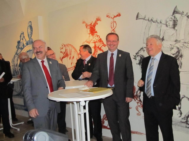 "Alles fertig" für die Landesausstellung, so die Aussage der Beteiligten. Beim heutigen Presserundgang im ehemaligen Augustiner Chorherren-Stift in Ranshofen konnten erstmals wertvolle Exponate besichtigt werden.