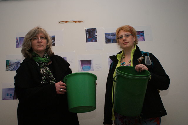 Ärger über Wasser im Stiegenhaus: Ruth D. und Gabi H. im 6. Stock der Stiege, auf der derzeit aufgestockt wird.