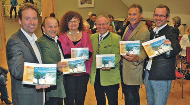 Glücklich mit dem Ergebnis: Christian Krotscheck (l.), Susanne Schwarzer und Vertreter des Steirischen Vulkanlandes.