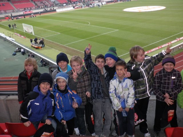 Die Kössener Jung-Kicker erlebten Bundesligastimmung live! | Foto: FC Kössen