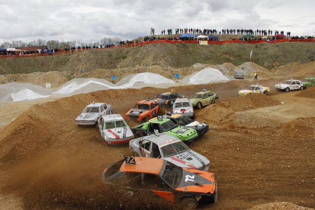 Viel verbeultes Blech: Beim ersten Stockcar-Staatsmeisterschaftslauf der Saison schenkten sich die Fahrer nichts.