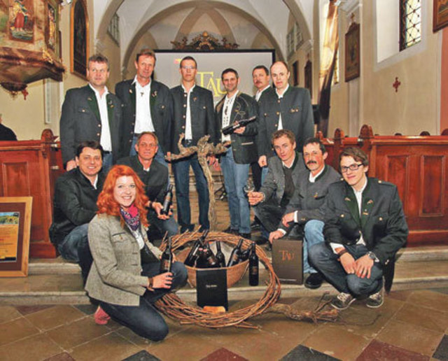 Ihre Philosophie erzählten die Tau-Winzer wort- und bildreich in der Kirche und schenkten sie dann in die Weingläser. 	Fotos: WOCHE