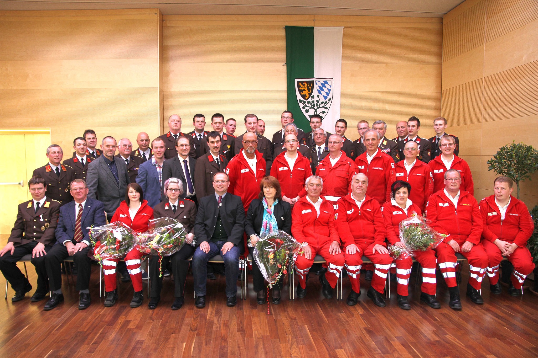Mitglieder von Feuerwehr und Rotem Kreuz geehrt - Braunau
