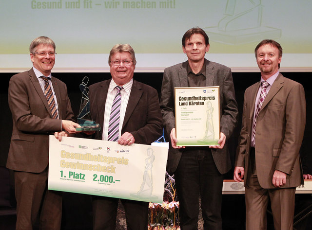 LHStv. Peter Kaiser und Gesundheitsland GF Franz Wutte gratulieren der Gesunden Gemeinde Eberndorf mit Bgm. Gottfried Wedenig und Arbeitskreisleiter Werner Schöpfer zum 1. Platz in der Kategorie „Allgemeine Gemeindeprojekte. „Für mich ist der einzig richtige Weg einer verantwortungsbewussten, ehrlichen und anständigen Politik, alles zu tun, um die Menschen dabei zu unterstützen, von Kindesbeinen an bis ins hohe Alter fit, gesund und selbstständig zu bleiben“, machte Kaiser deutlich. | Foto: Foto Gert Eggenberger