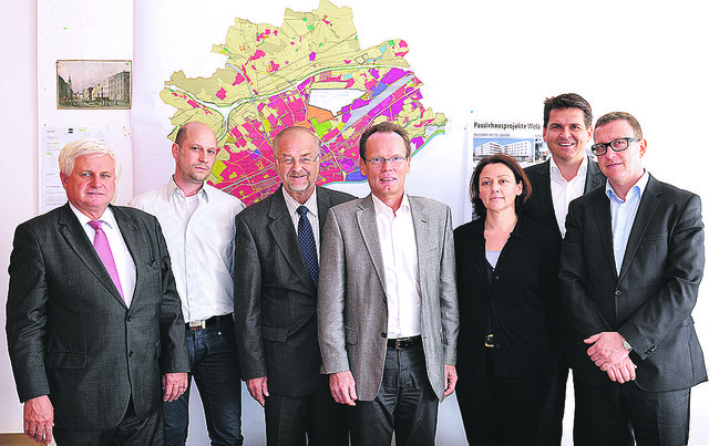 20 Jahre Gestaltungsbeirat: Stadtbaudirektor Karl Pany, Alexander Grießer, Vizebürgermeister Hermann Wimmer, Helmut Reitter, Marlies Breuss sowie Stadtrat Peter Lehner und Andreas Treusch (v.l.). | Foto: Stadt Wels