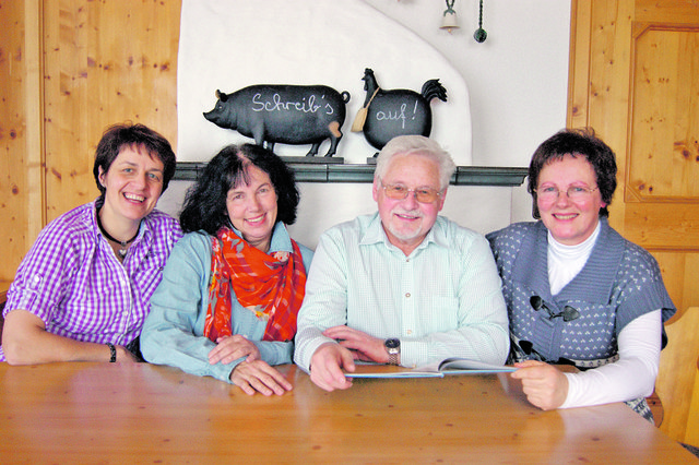Die Autoren Christl Stotter, Beatrix Neumayer, Franz Fritz und Margit Gantner. | Foto: Tauriska/Gantner