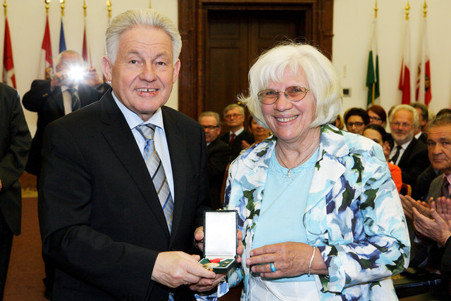 Helga Höller mit Landeshauptmann Josef Pühringer.