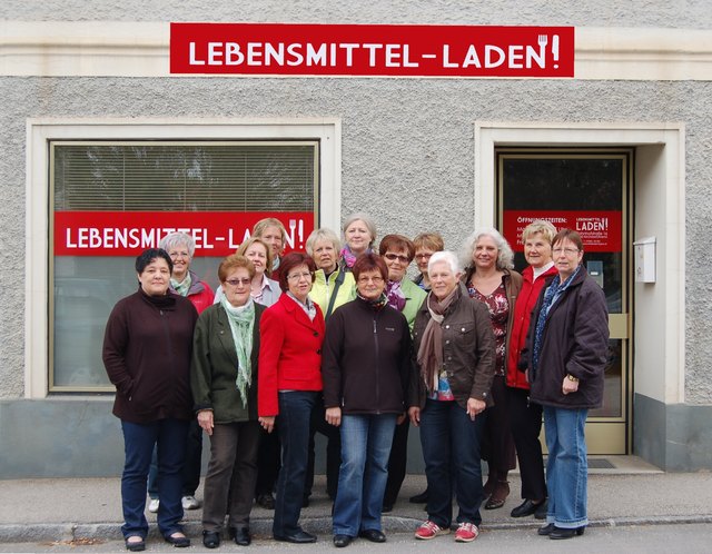 Die fleißigen Spender und das Team des Lebensmittel-Ladens. | Foto: Privat