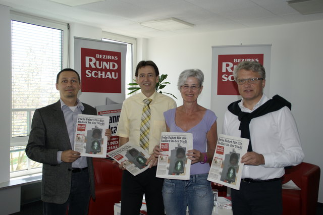 (v.l.): StadtRundschau Redaktionsleiter Oliver Koch, Harald Köpplmayr, Gerda Lenger, Klaus Luger