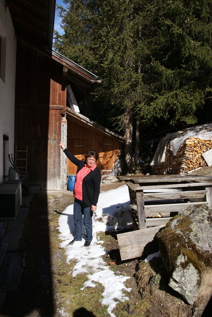 Johanna Mangott zeigt auf das Fenster, woraus sie die Bärenbrüder beim Plündern des Komposts beobachtete.