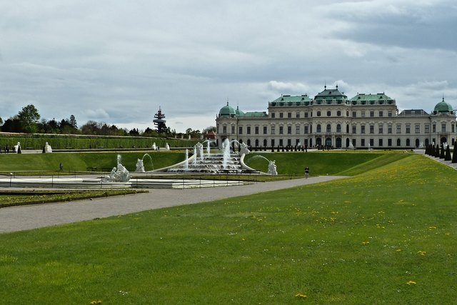 Das Schloss Belvedere (das Obere Belvedere) über der fantastischen Garten- und Brunnenanlage