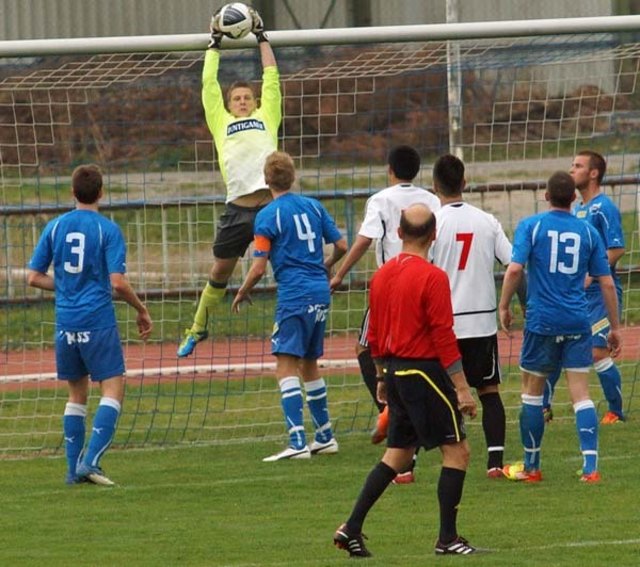 Die stabilste Abwehr der Stadtliga erwartet die Angreifer des Team-Bombers Toni Polster ...