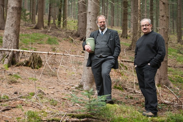 Inhaber Dietmar Krisai (links) und Partner Karl Lindorfer im Thanruh Urnenforst in Pfarrkirchen. | Foto: Thanruh Urnenforst